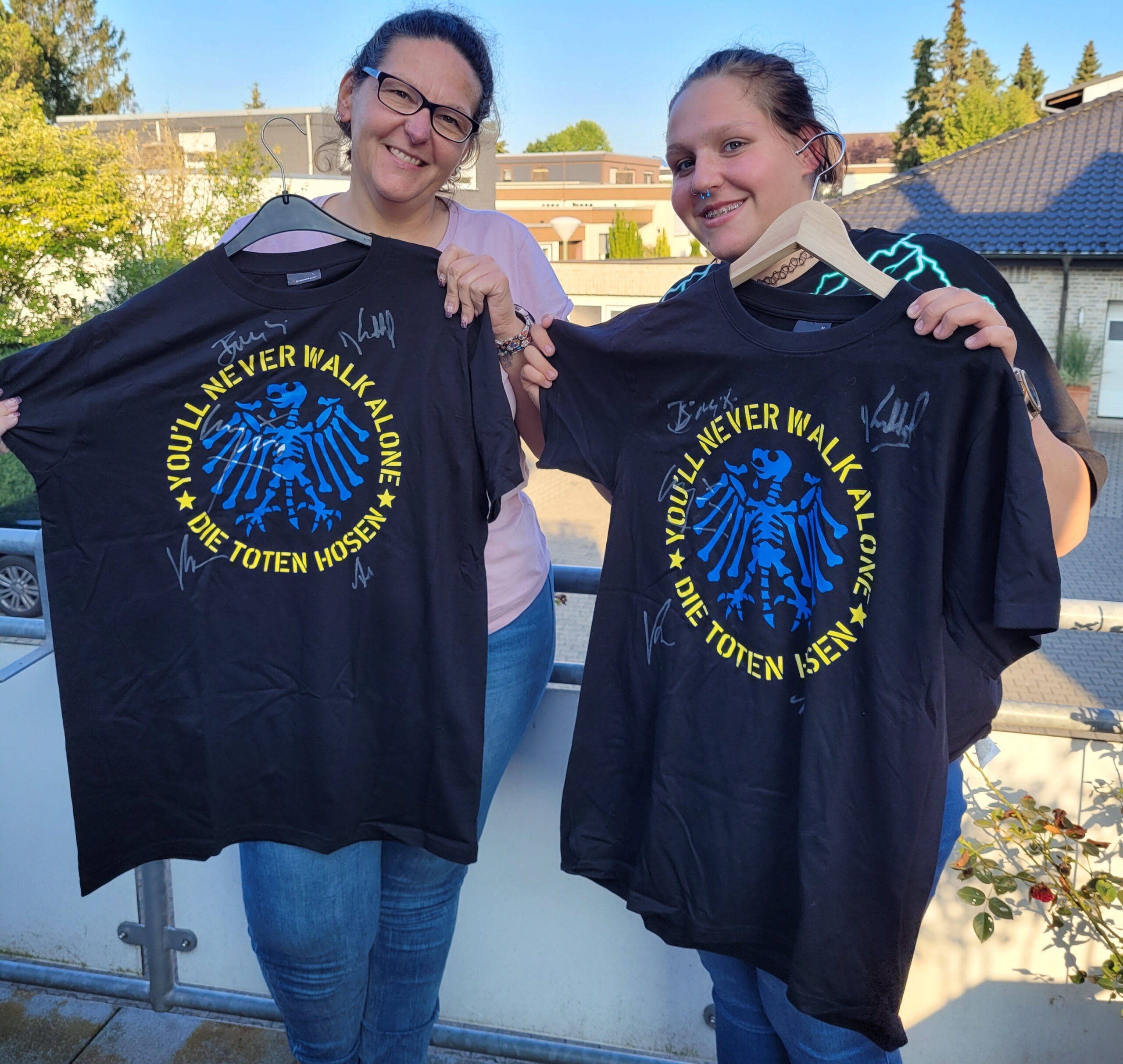 „You`ll never walk alone“, finden auch die Mitglieder der Akuthilfe Mensch e.V. um die Vorsitzende Nicole Schröder Bungard (links) und versteigern die Soli-Shirts für den guten Zweck. Foto: privat