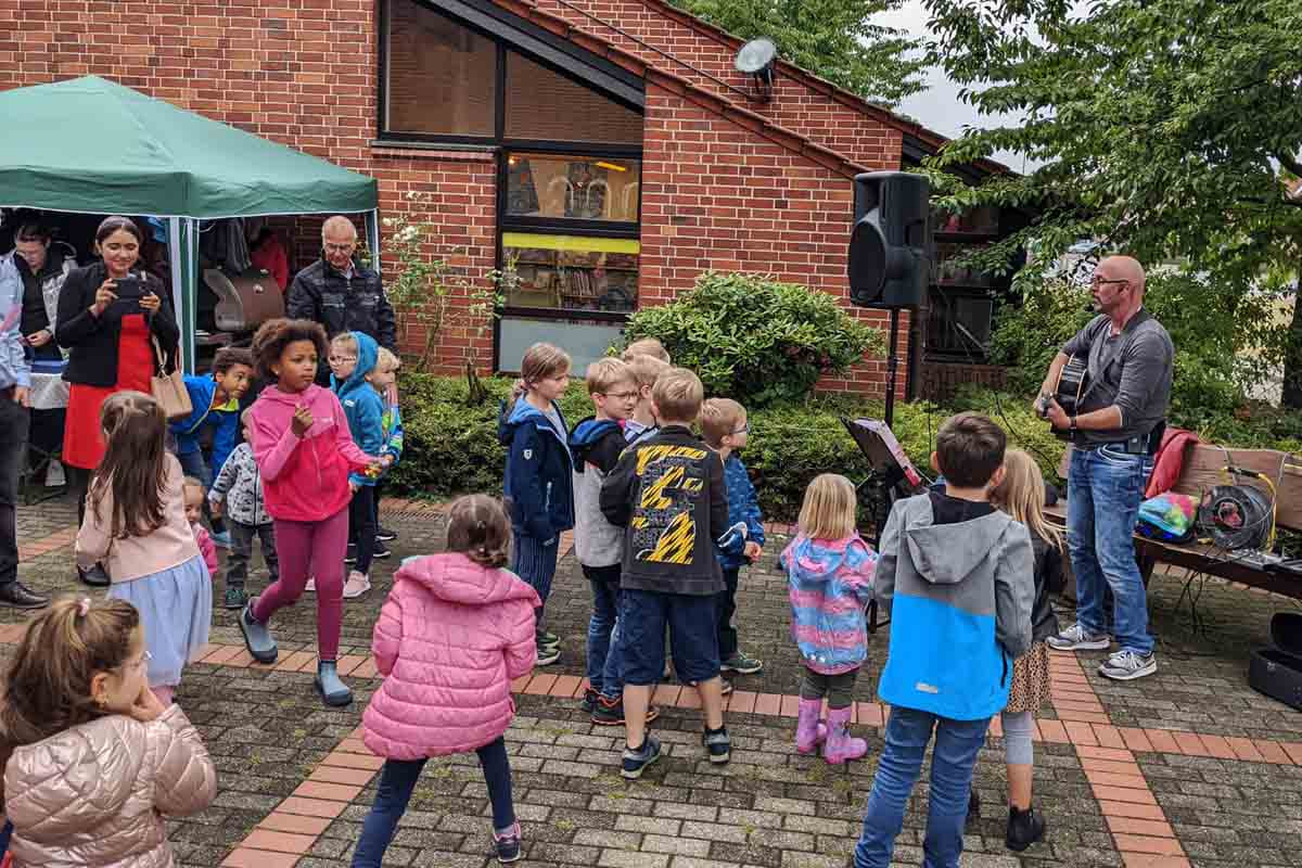 Der Musikpädagoge Willi Leitow begeisterte die Kinder beim Patronatsfest Maria Frieden. Foto: Mareike Gerundt