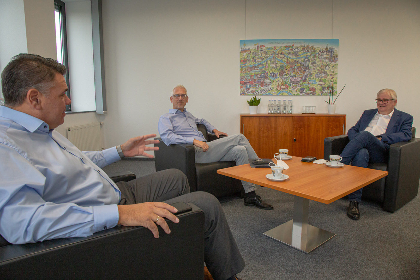 Landrat Mario Löhr und Sozialdezernent Torsten Göpfert im Gespräch mit dem Geschäftsführer des Jobcenters Kreis Unna Uwe Ringelsiep. Foto: Volker Meier - Kreis Unna