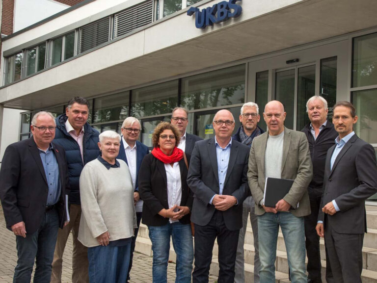Landrat Mario Löhr (2.v.l.) traf sich Matthias Fischer (UKBS-Geschäftsführer 5.v.r) und den Mitgliedern des Runden Tisches am Samstag im Gebäude der UKBS in Unna. Foto: Alexander Heine – Kreis Unna
