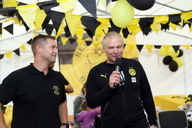 Wolfgang "Teddy" de Beer (rechts), Fanbeauftragter von Borussia Dortmund, gratulierte den Herberner Borussen zum Jubiläum. Foto: Isabel Schütte