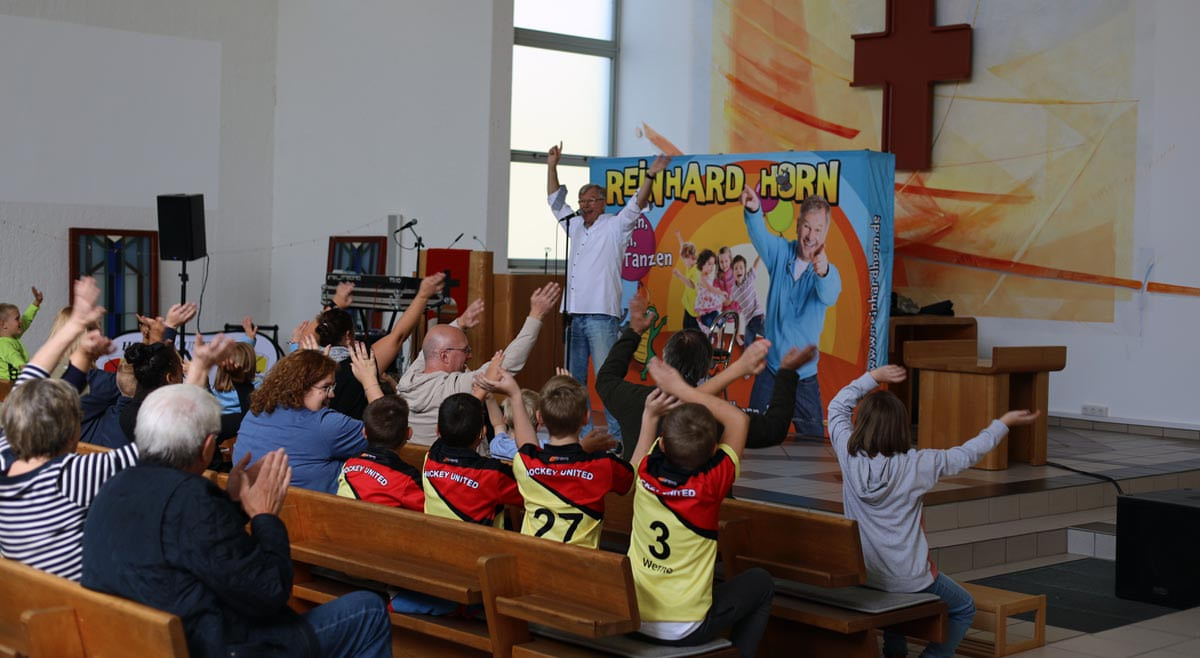Ein begeisterndes Kinder-Mitmach-Konzert bot Musiker Reinhard Horn im Dietrich-Bonhoeffer-Zentrum auf Einladung von Hockey United Werne. Foto: Isabel Schütte