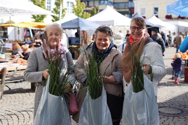 Silke Schulze (rechts im Bild) konnte ihre drei Lampenputzergräser nicht alleine vom Bauern- und Handwerkermarkt in Werne nach Hause transportieren. Wie gut, dass sie ihre Freundinnen sofort mit einspannte. Foto: Isabel Schütte