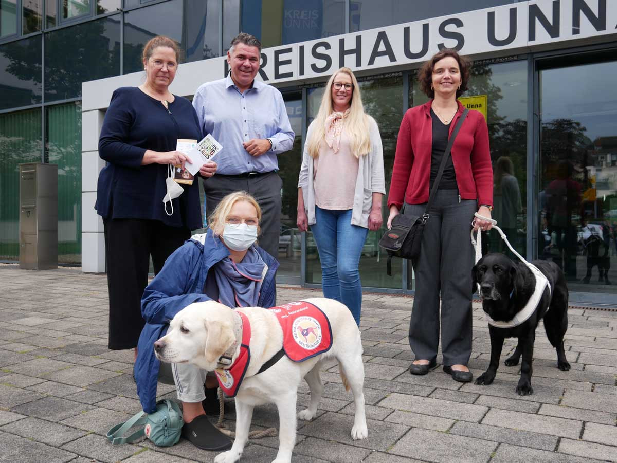Die Assistenzhündinnen Daika und Masch statteten Landrat Mario Löhr im Kreishaus Unna einen Besuch ab. Foto: Leonie Bleimling - Kreis Unna