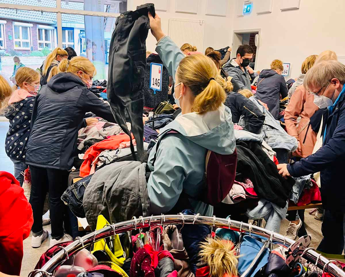 Der Kinderkleidung- und Spielzeugbasar in Horst war nach langer Pause außerordentlich gut besucht. Foto: U. Heinze