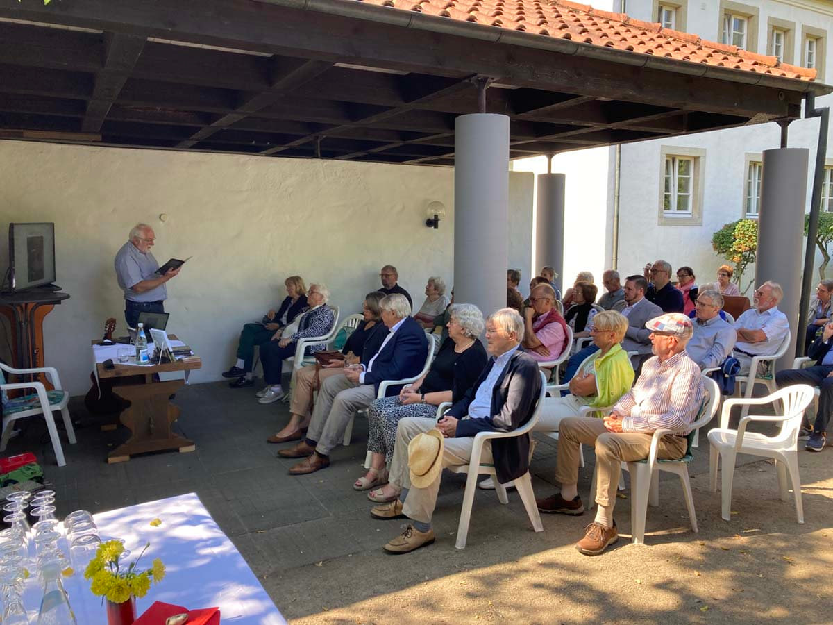 Autor und Sänger Hans Bollinger berichtete über seine Erlebnisse „Unterwegs in Polen“ und trug aus seinem Buch vor. Der ICW hatte in den Klostergarten geladen. Foto: ICW