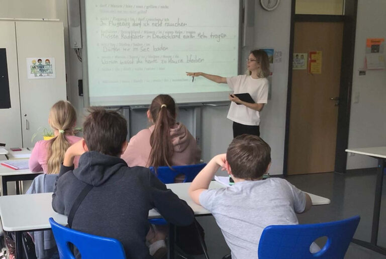 Alisa Borneman von Chancenwerk e.V. unterstützt Kinder aus verschiedenen Nationen beim Spracherwerb. Foto: AFG