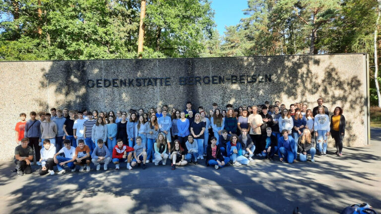 Zur Gedenkstätte Bergen-Belsen reiste die Jahrgangsstufe EF des Anne-Frank-Gymnasiums. Das Foto zeigt die Gruppe und die Lehrkräfte Andreas Schmidt und Katrin Beimdiek (ganz rechts). Foto: AFG