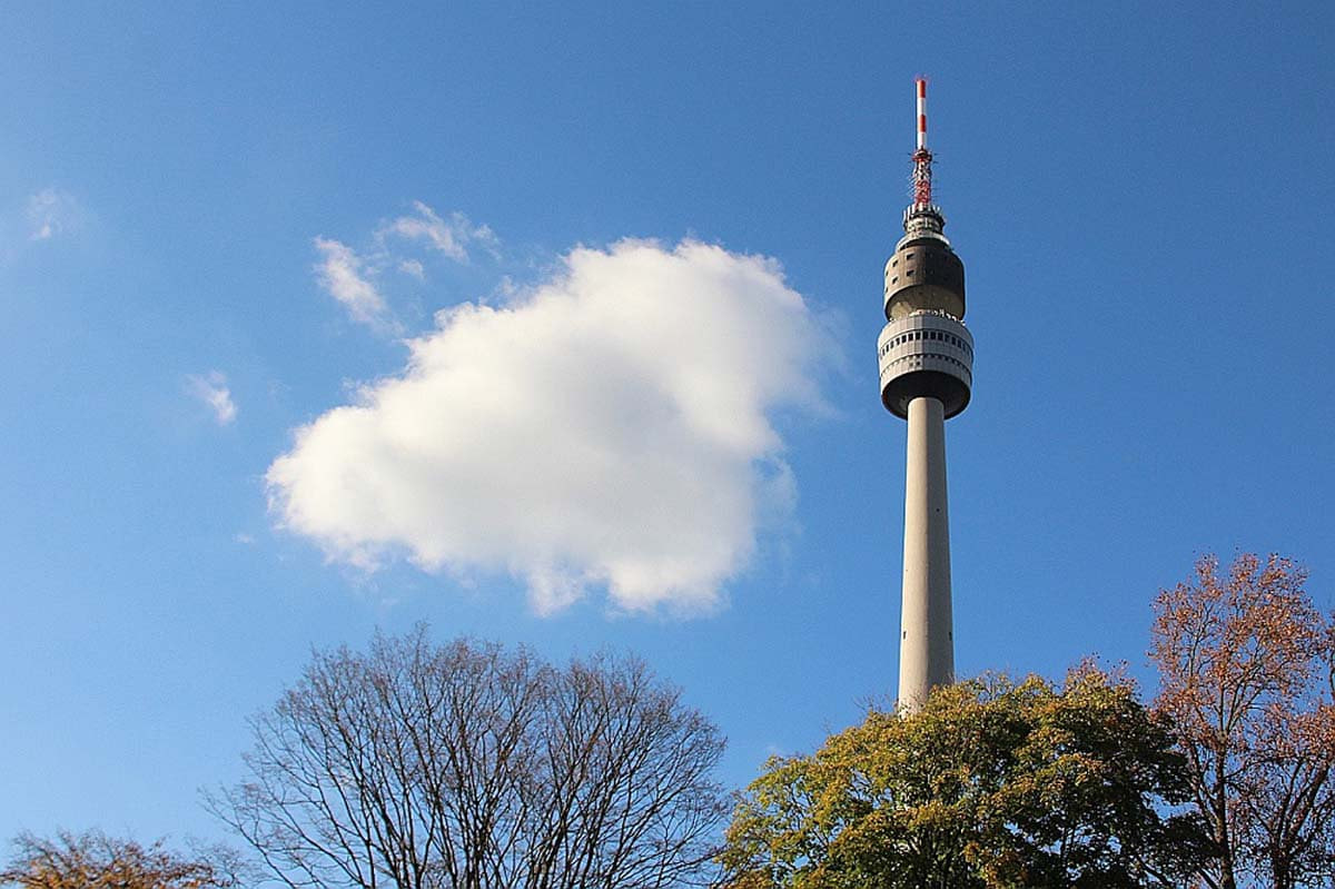Florian, der über 200 Meter hohe Fernsehturm, weist als Wahrzeichen von Dortmund schon aus 20 Kilometern Entfernung den Weg in den Dortmunder Westfalenpark. Foto: Dr. Fliege