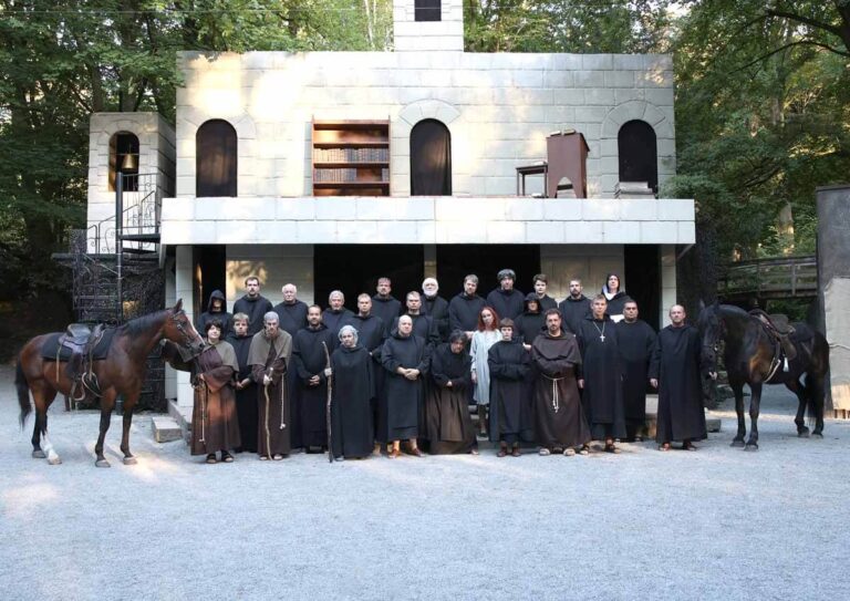 Die Vorfreude auf das Stück „Der Name der Rose“ ist beim Ensemble der Freilichtbühne Werne groß. Foto: Ralph Bisdorf