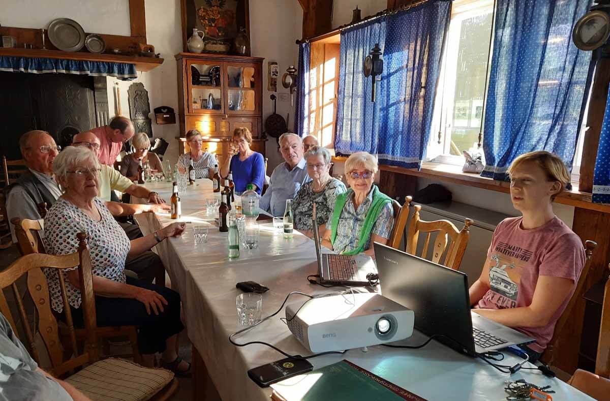 Gemeinsam betrachten die Interessierten auf Einladung des Heimatvereins alte Fotos. Foto: Funhoff