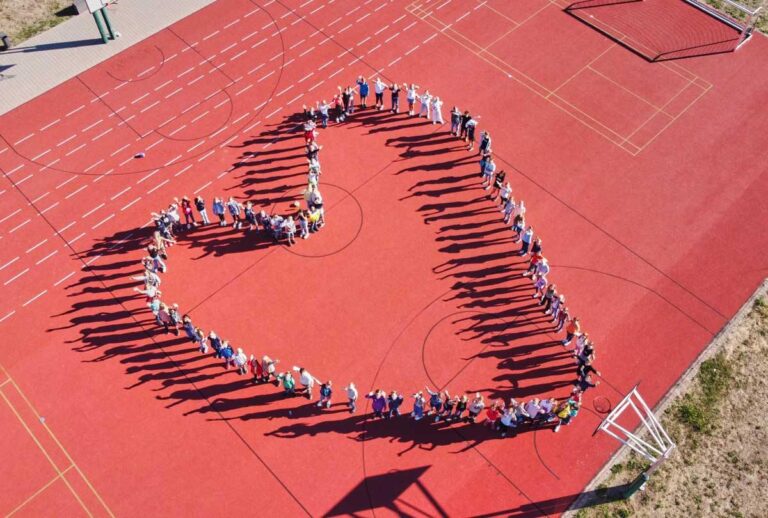 Wohlfühloase und Persönlichkeitsentwicklung in einer "Schule mit Herz": So sieht Thorsten Schröer sein Gymnasium St. Christophorus. Foto: GSC/David Ickhorn