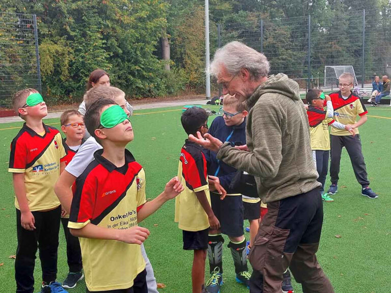 Uli Baumert förderte den Teamgeist der United-Kinder, unter ihnen auch zwei Jungen aus der Ukraine. Foto: Wagner