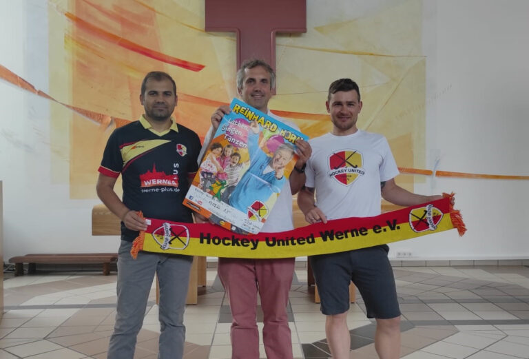 Pfarrer Alexander Meese und die United-Vorstandsmitglieder Patrick Naber und Salim laden gemeinsam zum Kinder-Mitmach-Konzert ein. Foto: Nova Teichert