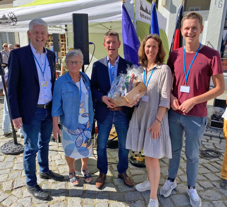 Die Delegation aus Werne mit Benedict Dammermann (rechts) und Marita Funhoff (2. von links) gratuliert Raik Grützmacher (mitte) vom IC Kyritz zum zehnjährigen Jubiläum. Foto: ICW