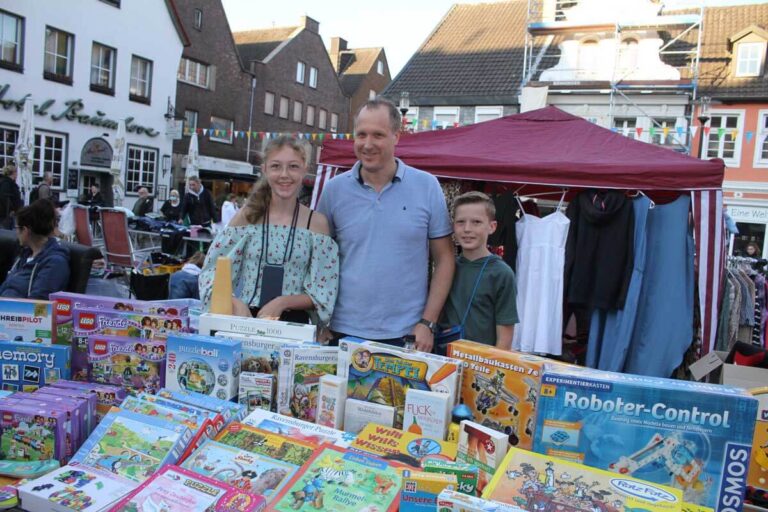 Viele zufriedene Gesichter brachte der Flohmarkt 2022 hervor. Das Fazit zum neuen Konzept der traditionsreichen Veranstaltung fiel größtenteils positiv aus. Foto: Isabel Schütte