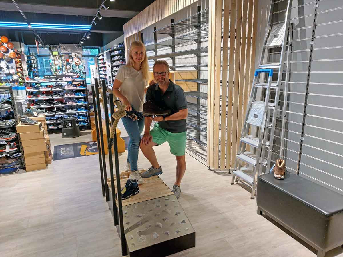 Kristina und Martin Gößl, hier an der neuen Teststrecke für Wanderschuhe, stehen kurz vor dem Abschluss der Umbauarbeiten im Sportgeschäft Intersport Gößl. Foto: Wagner