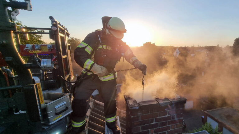 Die Feuerwehr wurde zu einem Kaminbrand an der Jahnstraße alarmiert. Bei der Kontrolle des Schachtes konnte in einem Versprung eine starke Verstopfung festgestellt werden. Foto: Feuerwehr Werne