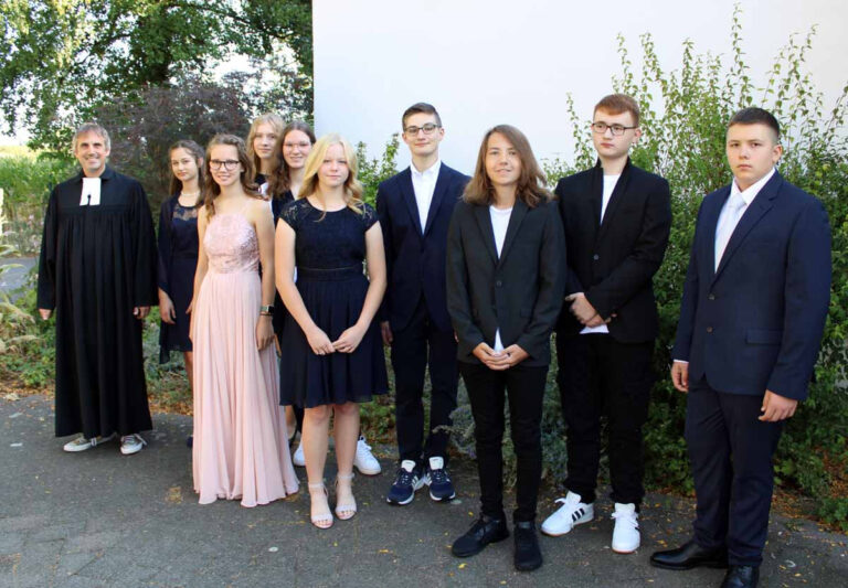 Zwei Konfirmationsfeiern haben am vergangenen Wochenende im Dietrich-Bonhoeffer-Zentrum stattgefunden. Das Bild zeigt die Gruppe vom Sonntag mit Pfarrer Alexander Meese (links). Foto: Ev. Kirche