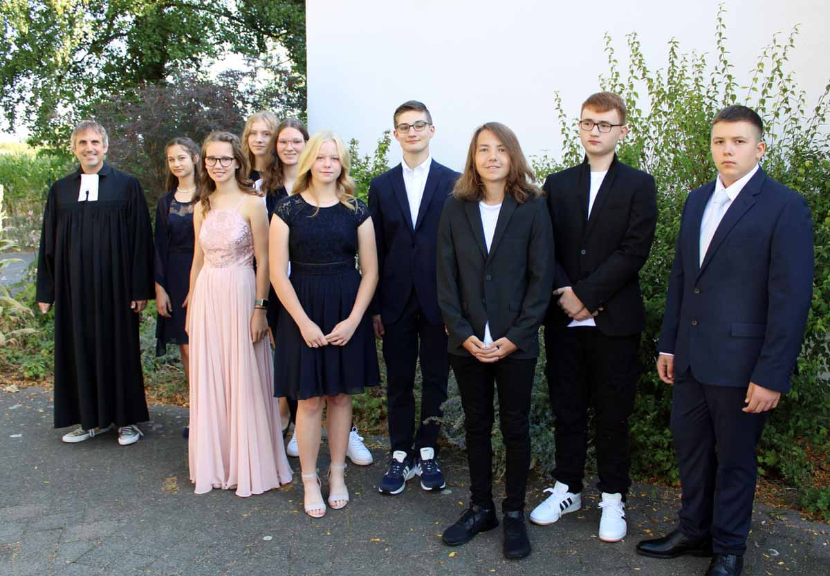 Zwei Konfirmationsfeiern haben am vergangenen Wochenende im Dietrich-Bonhoeffer-Zentrum stattgefunden. Das Bild zeigt die Gruppe vom Sonntag mit Pfarrer Alexander Meese (links). Foto: Ev. Kirche