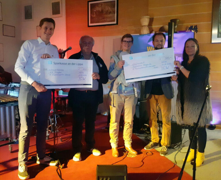 Spendenschecks gab es für Margarita Lebedkina (rechts) und Willi Klingbeil (2. von links) für ihr Engagement in der Ukraine. Foto: Johanna Glowacki