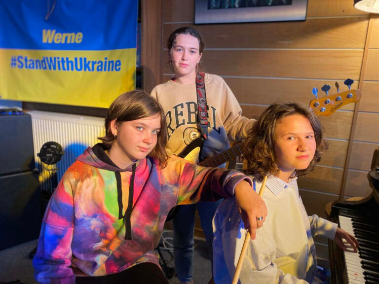Ukrainische Kinder musizieren regelmäßig bei Margarita Lebedkina. Nun erhalten sie weitere Unterstützung. Foto: privat