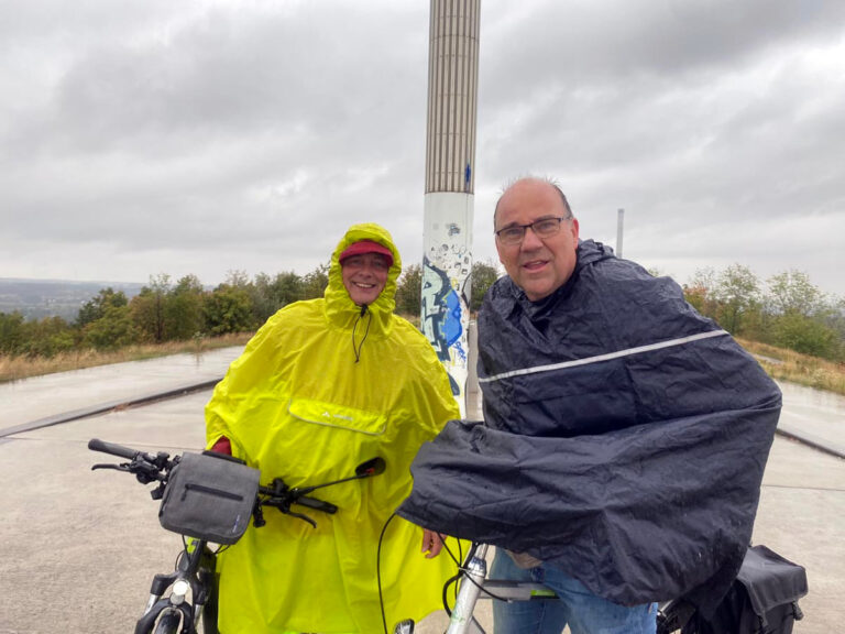 Es gibt kein schlechtes Wetter, sagten sich einige Mitglieder der Martinsgesellschaft und erklommen die Halde Großes Holz in Bergkamen mit dem Fahrrad. Foto: privat