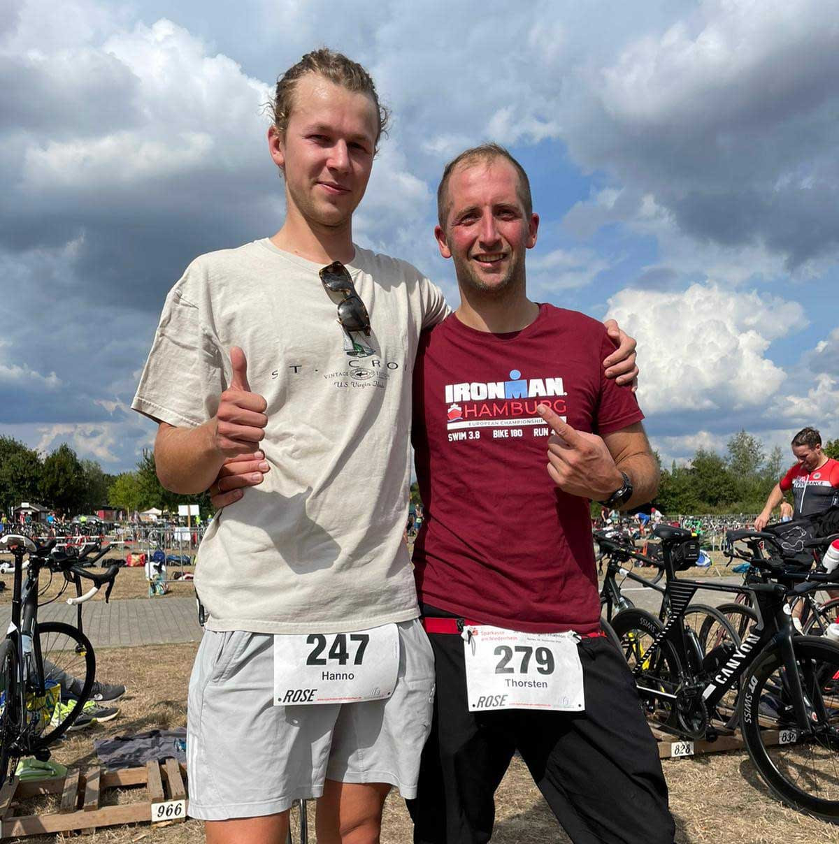 Die Triathleten Hanno Sancken (links) und Thorsten Kräher überzeugten bei ihrem Start über die olympische Distanz in Xanten. Foto: TVW