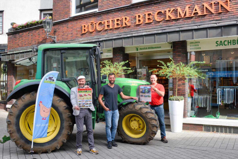Präsentieren den neuesten Schlepper-Kalender (von links): Buchhändler Hubertus Waterhues, Landwirt Johannes Jücher und Verleger Hubert Schmölzl. Foto: privat