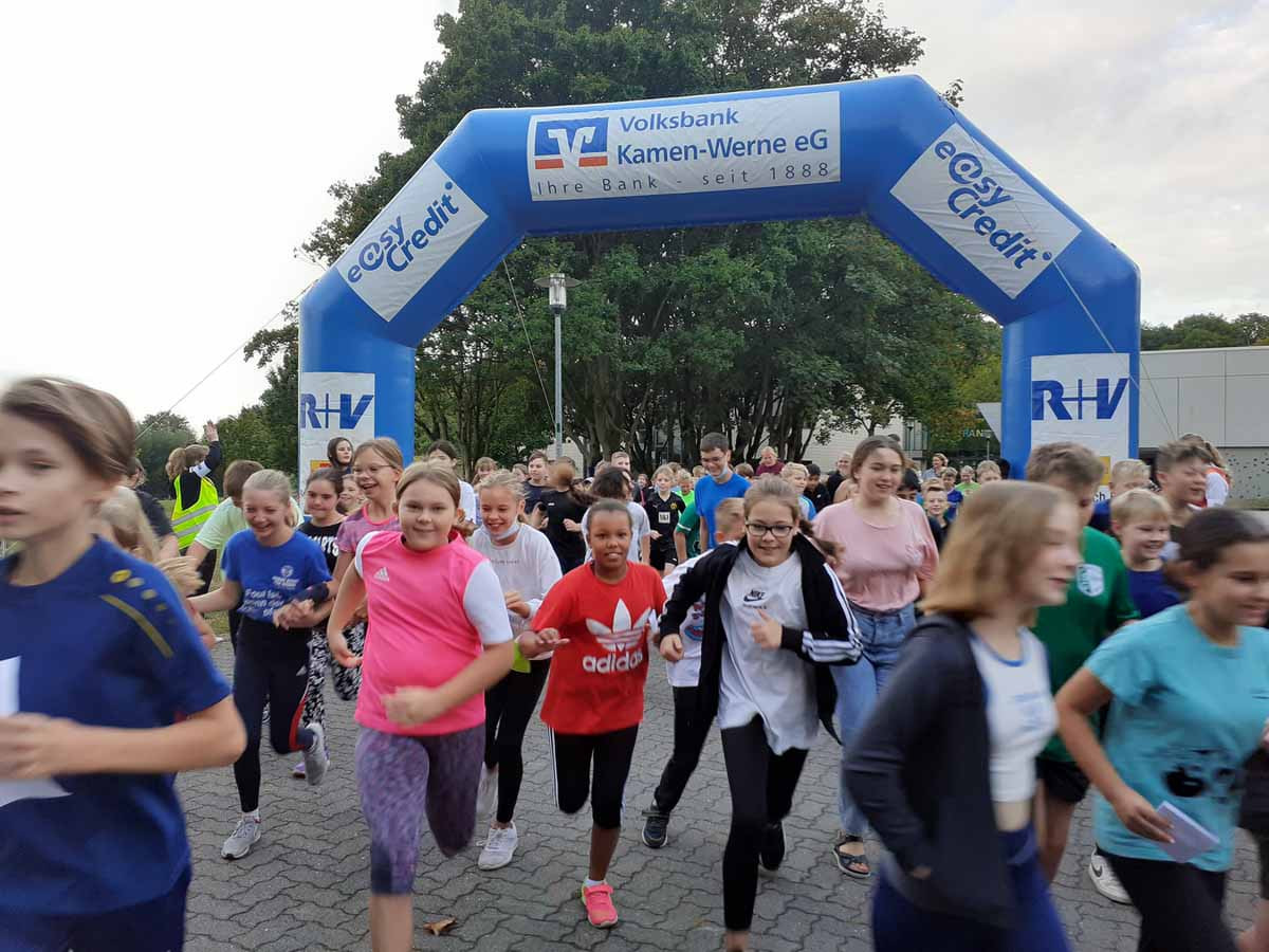 Nach coronabedingter Pause kehrte der beliebte Sponsorenlauf auf den Schulhof des Anne-Frank-Gymnasiums zurück. Foto: Johanna Glowacki