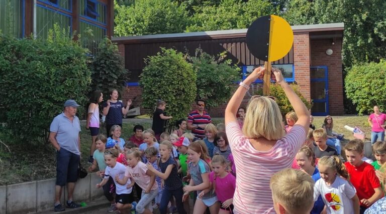 Auf die Plätze, fertig, los: Startsignal für den Sponsorenlauf an der Kardinal-von-Galen-Schule in Stockum. Foto: Nova Teichert