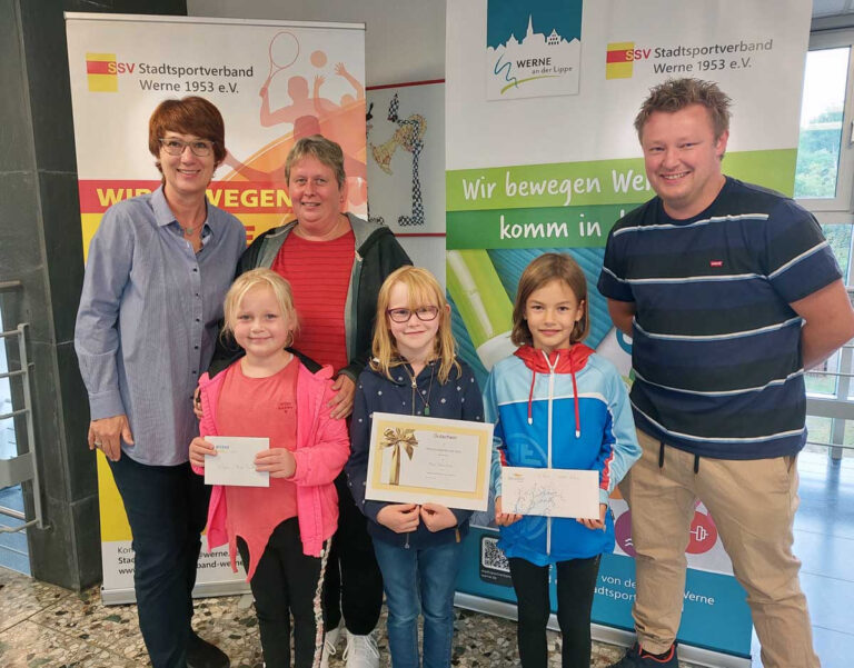 Dorothee Humsberger (links) und Markus Schnatmann (beide Stadtsportverband Werne) beglückwünschten die Gewinnerinnen. Foto: Wagner