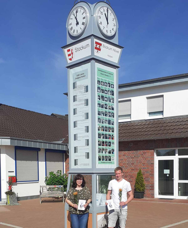 Zum zehnjährigen Bestehen im Juni Juni 2022 hat der Förderverein Horst und Wessel e. V. auf dem Dorfplatz eine Stele aufgestellt. Zugleich hat er einen Wettbewerb zur Namensgebung ausgeschrieben. Sigrid Höring und Roman Dabbelt schlugen "Dorfuhr" vor, überzeugten die Jury und teilten sich die ausgelobte Prämie. Foto: privat