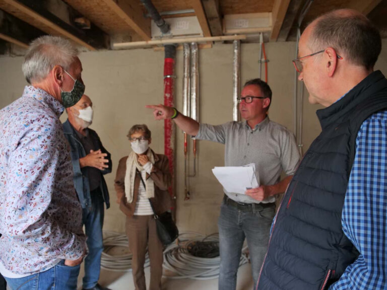 Auf großes Interesse stieß im Rahmen des Tages des offenen Denkmals das Angebot, sich vom Fortgang der Sanierung im Haus Bonenstraße 8 ein eigenes Bild zu machen. Foto: Anke Barbara Schwarze