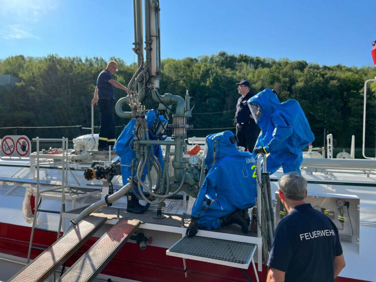 Als Übungsobjekt diente das Transportschiff Odin, das rund 170 Tonnen Ammoniak in seinen Tanks transportieren kann. Foto: Feuerwehr Werne