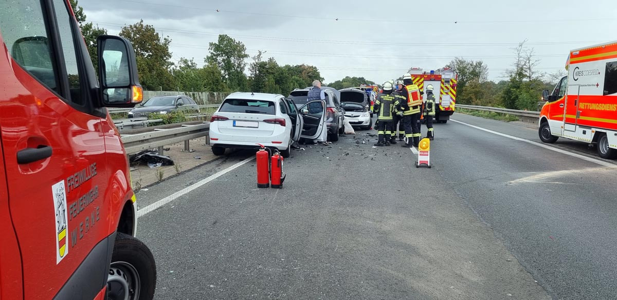 Zu einem schweren Verkehrsunfall, an dem sechs Fahrzeuge beteiligt waren, wurde der Löschzug 1 Stadtmitte am Freitagnachmittag gerufen. Foto: Feuerwehr Werne