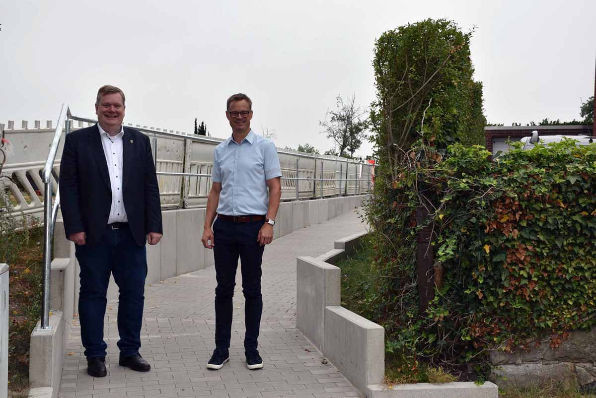Bürgermeister Thomas Stohldreier (l.) und Christian Scheipers, Fachgruppenleiter Technische Dienste, freuen sich über die neue, komfortable Rampe zum Friedhof Herbern. Foto: Gemeinde Ascheberg
