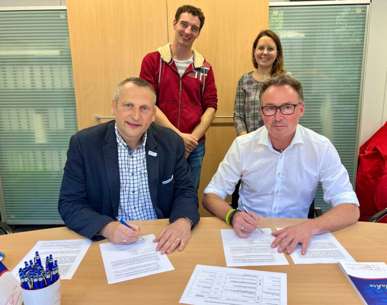 Auf dem Bild sind neben Schulleiter Marcel Damberg (vorne links) und Lehrer Marius Gregg (Koordinator für Studien- und Berufsorientierung, hinten links) auch Lothar Steinhoff und Daniela Kuropka (Bauzeichnerin von Steinhoff-Architekten) zu sehen. Foto: AFG