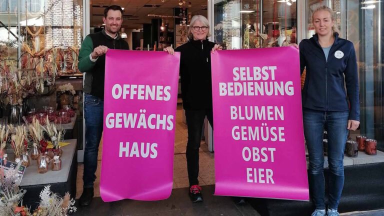 Dagmar Wenner, Laura Horstrup (rechts) und Johannes Laurenz stellten die Idee hinter dem Offenen Gewächshaus vor. Foto: privat