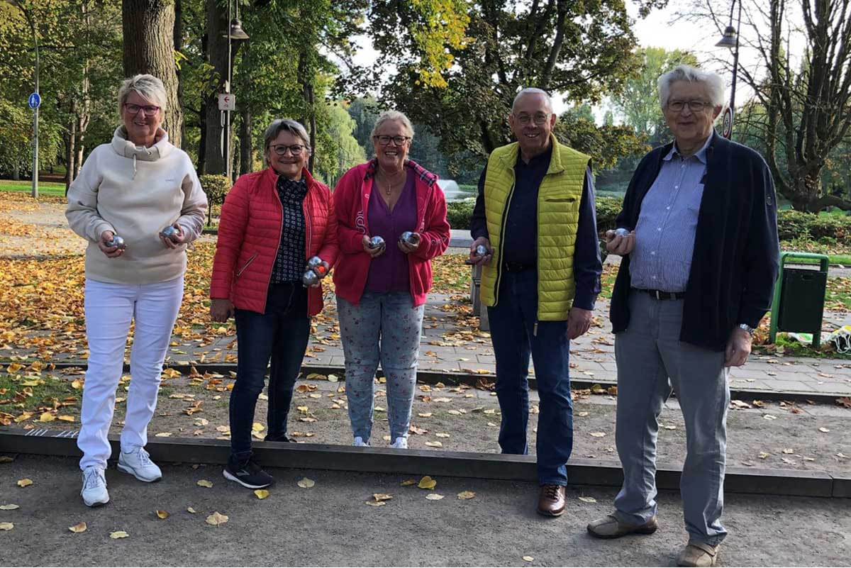 Bei der Kolpingsfamilie Werne kann nun auch Boule am Gradierwerk gespielt werden. Foto: R. Hasler