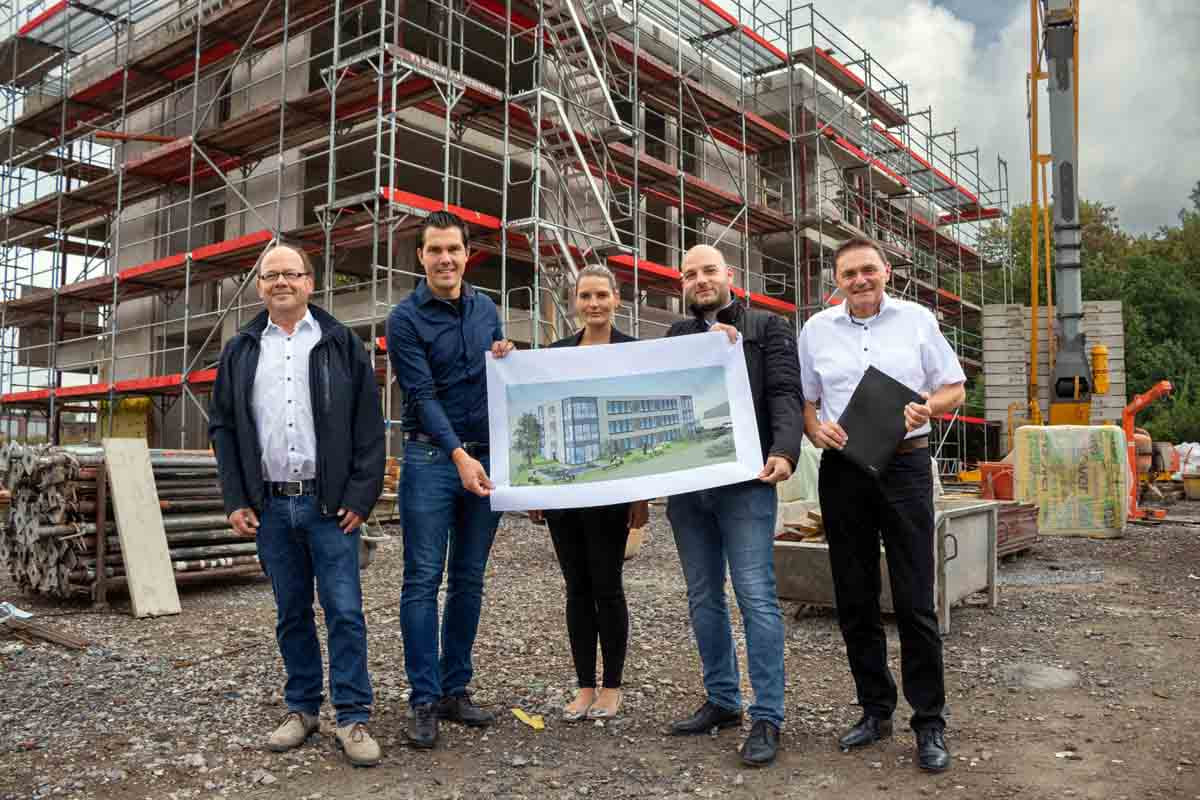 Stellten die Pläne vor (v.l.): Bernd Reher, Geschäftsführer Reher Wohnbau, Manuel Lachmann, Bauamtsleiter Gemeinde Nordkirchen, Julia Reher, Immobilienkauffrau Reher Wohnbau, Alexander Reher, Prokurist Reher Wohnbau, Dietmar Bergmann, Bürgermeister Gemeinde Nordkirchen. Foto: Gemeinde Nordkirchen