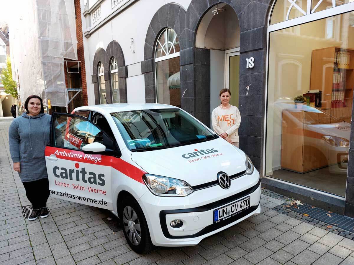 Caritas Bereichsleiterin Margret Banken-Konrad (rechts) und Romina Herbig, Pflegedienstleiterin Ambulante Pflege Werne, fühlen sich am neuen Standort wohl. Foto: Wagner