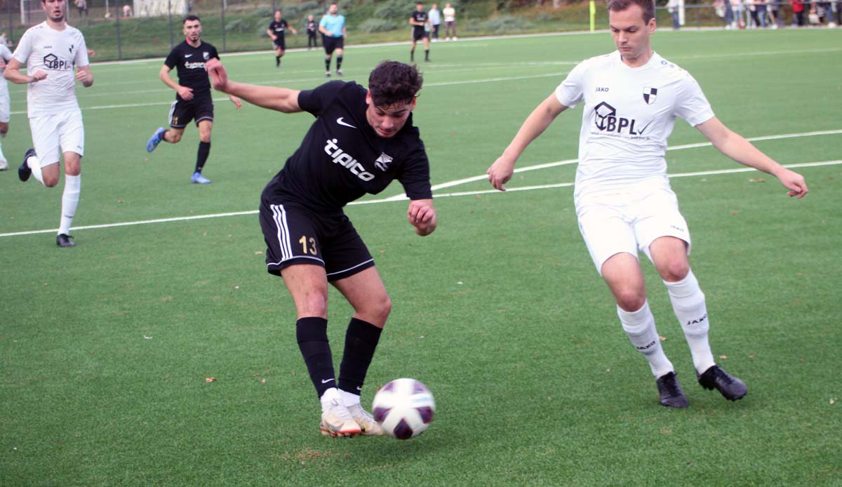 Mirac Kavakbasi und die Eintracht spielten 0:0 beim VfL Mark, bleiben damit im Titelrennen - allerdings nicht mehr in der Pole Position. Foto: Wagner