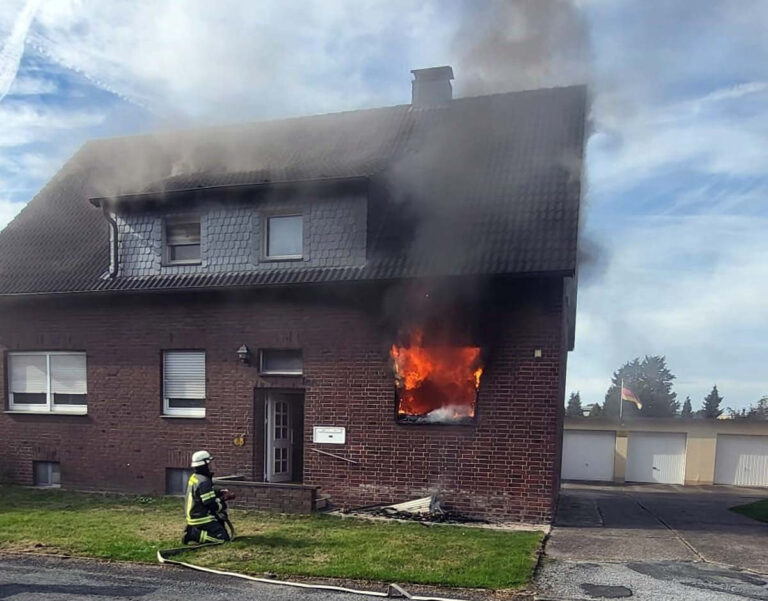 Ein Zimmer im Erdgeschoss des Wohnhauses stand im Vollbrand, als die Einsatzkräfte eintrafen. Ein Mann wurde vermisst. Foto: Feuerwehr Werne