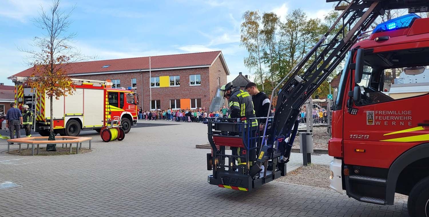 Bei der Feuerwehr-Übung an der Uhlandschule kam auch die Drehleiter zum Einsatz. Foto: Feuerwehr Werne
