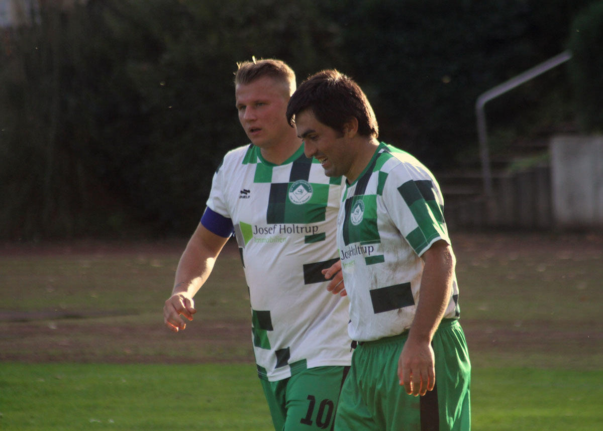 Kapitän Dominik Herrmann (links) und Doppeltorschütze Seyfullah Önelge feierten den nächsten Stockumer Sieg. Foto: Wagner