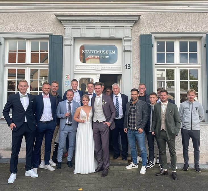 Spieler und Trainer der Ersten Mannschaft und auch der Vorsitzende der Fußballabteilung im Werner SC gratulierten den Frischvermählten. Foto: privat