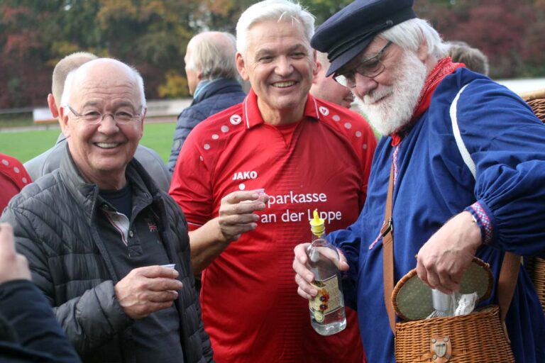 Gute Laune am Spielfeldrand verbreitete Kiepenkerl Gottfried Forstmann mit seinen Schnäpschen. Foto: Wagner