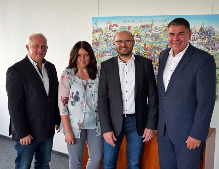 Landrat Mario Löhr (1. v.r.), Dezernent Holger Gutzeit (links) und Fachbereichsleiterin für Schulen und Bildung, Anja Seeber, begrüßen den neu ernannten Schulleiter des Berufskollegs in Werne, Jürgen Artmann (2. v.r.). Foto: Leonie Bleimling – Kreis Unna