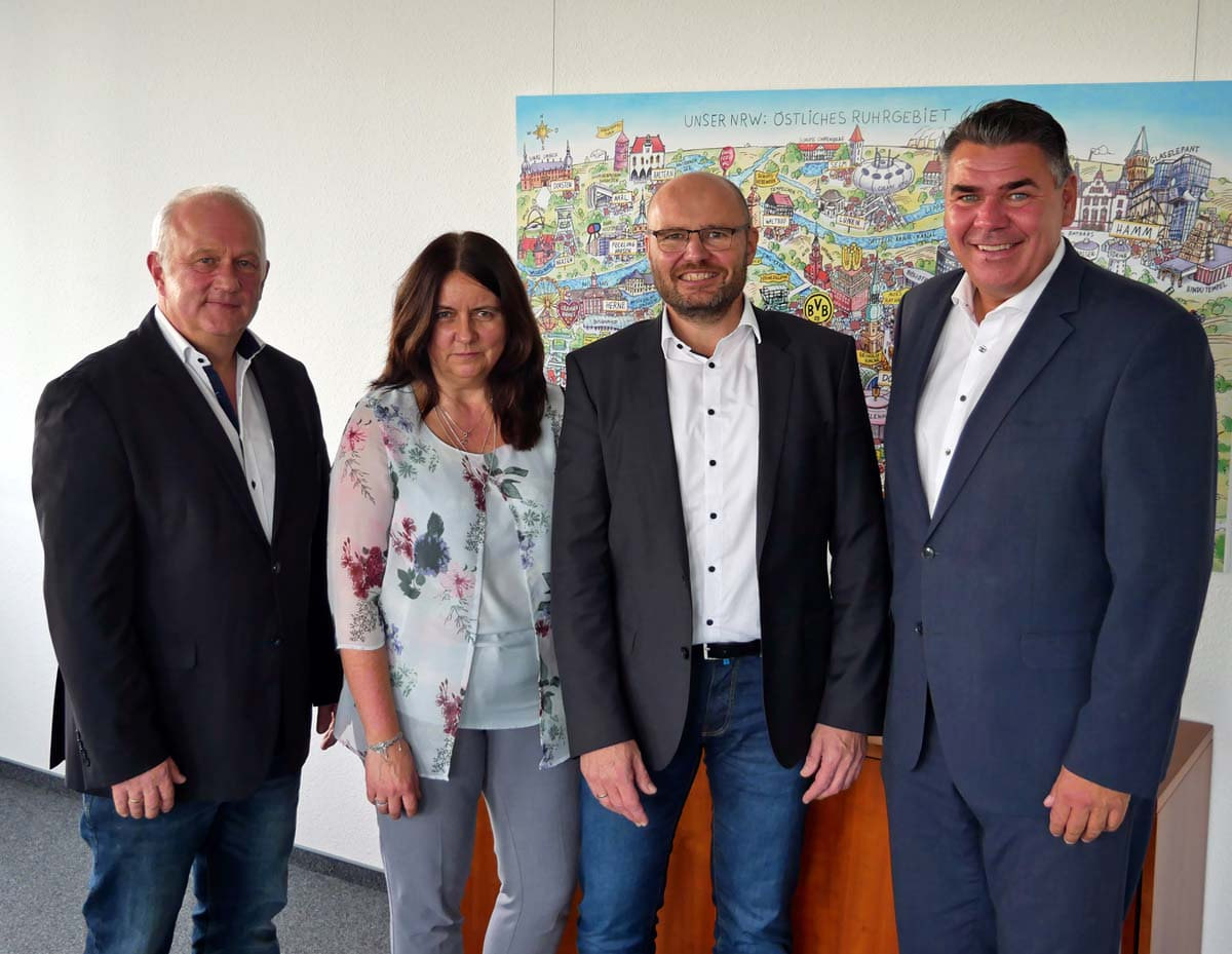 Landrat Mario Löhr (1. v.r.), Dezernent Holger Gutzeit (links) und Fachbereichsleiterin für Schulen und Bildung, Anja Seeber, begrüßen den neu ernannten Schulleiter des Berufskollegs in Werne, Jürgen Artmann (2. v.r.). Foto: Leonie Bleimling – Kreis Unna
